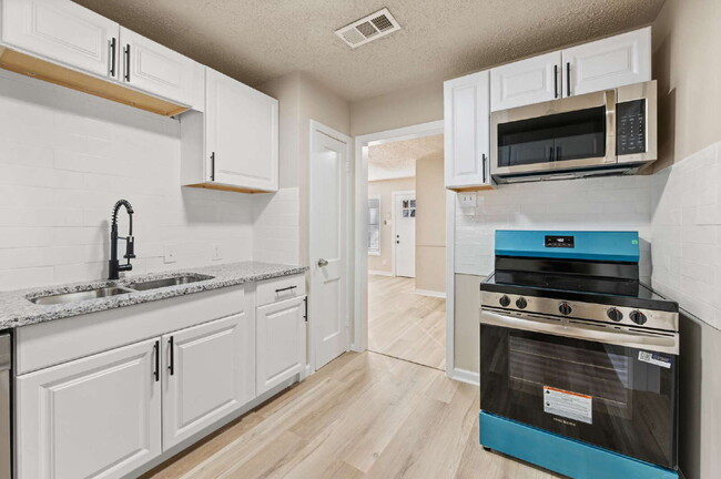 Building Photo - "Updated 4-Bedroom Gem in Fort Worth – Close to all things Ft Worth!"