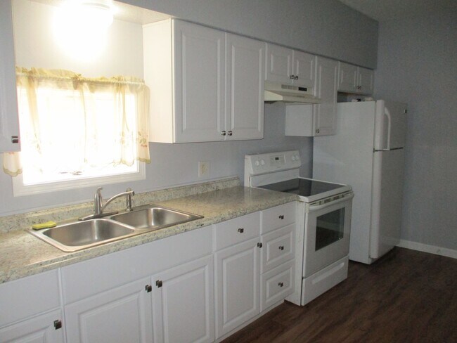 Building Photo - 3 Bedroom 1 Bath