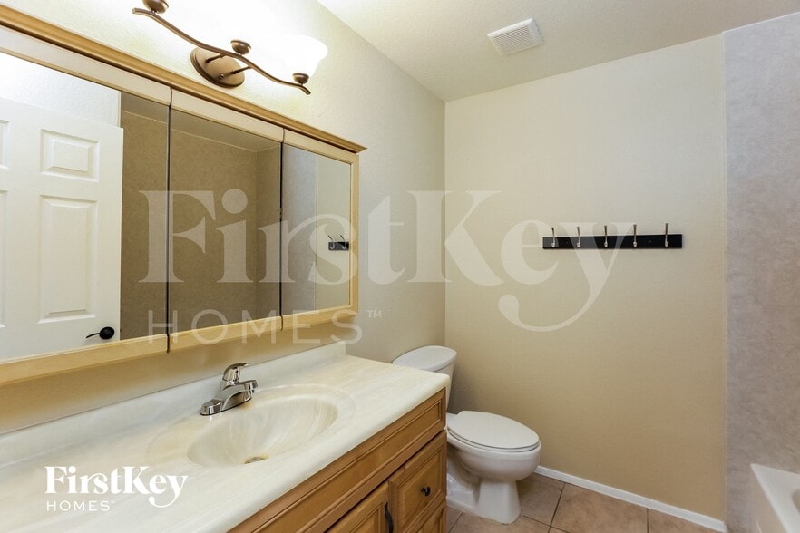 Building Photo - 8736 W Tuckey Ln