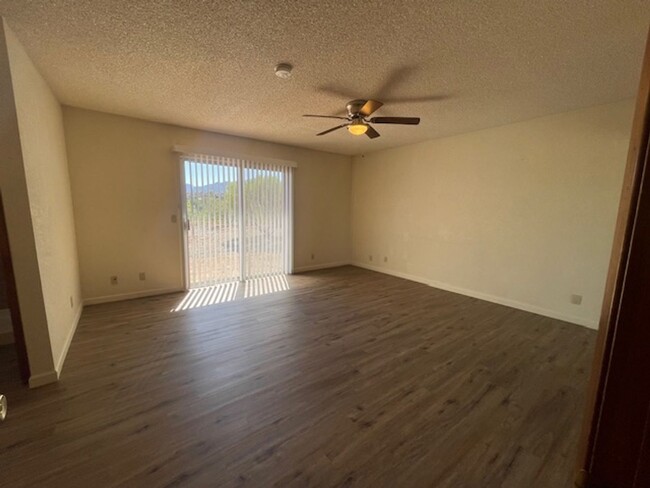 Building Photo - 3 Bedroom 2 Bath home with great views - C...