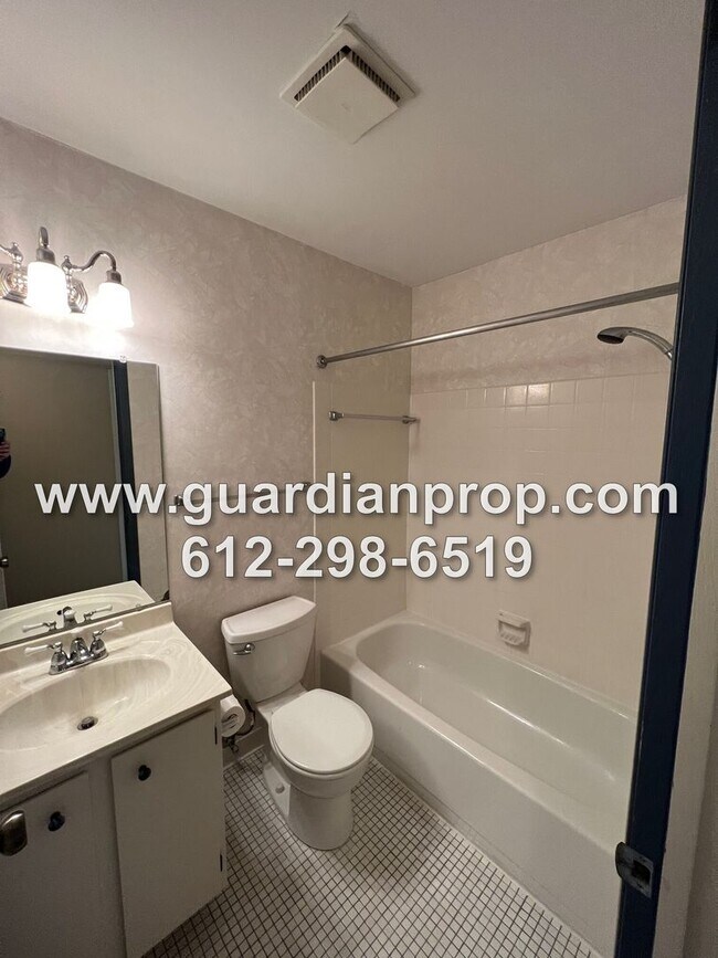 Building Photo - 2nd Floor Condo Available Now, Balcony, Fi...