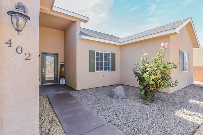 Building Photo - Pet Friendly 4 Bed 2 Bath Home!