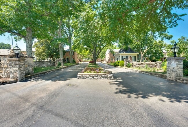 Building Photo - Fantastic 1BR/1BA condo in the desirable Georgetown Condominiums in the heart of Green Hills!