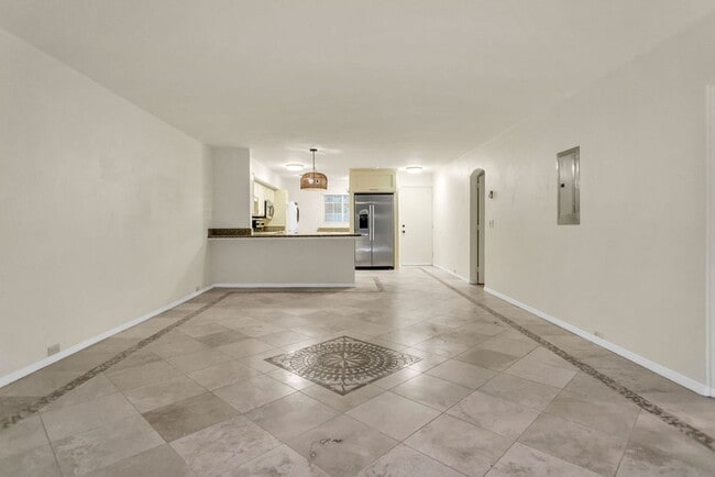 Building Photo - 2600 Torrey Pines Rd