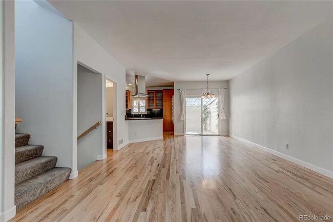 Building Photo - 552 Steele St