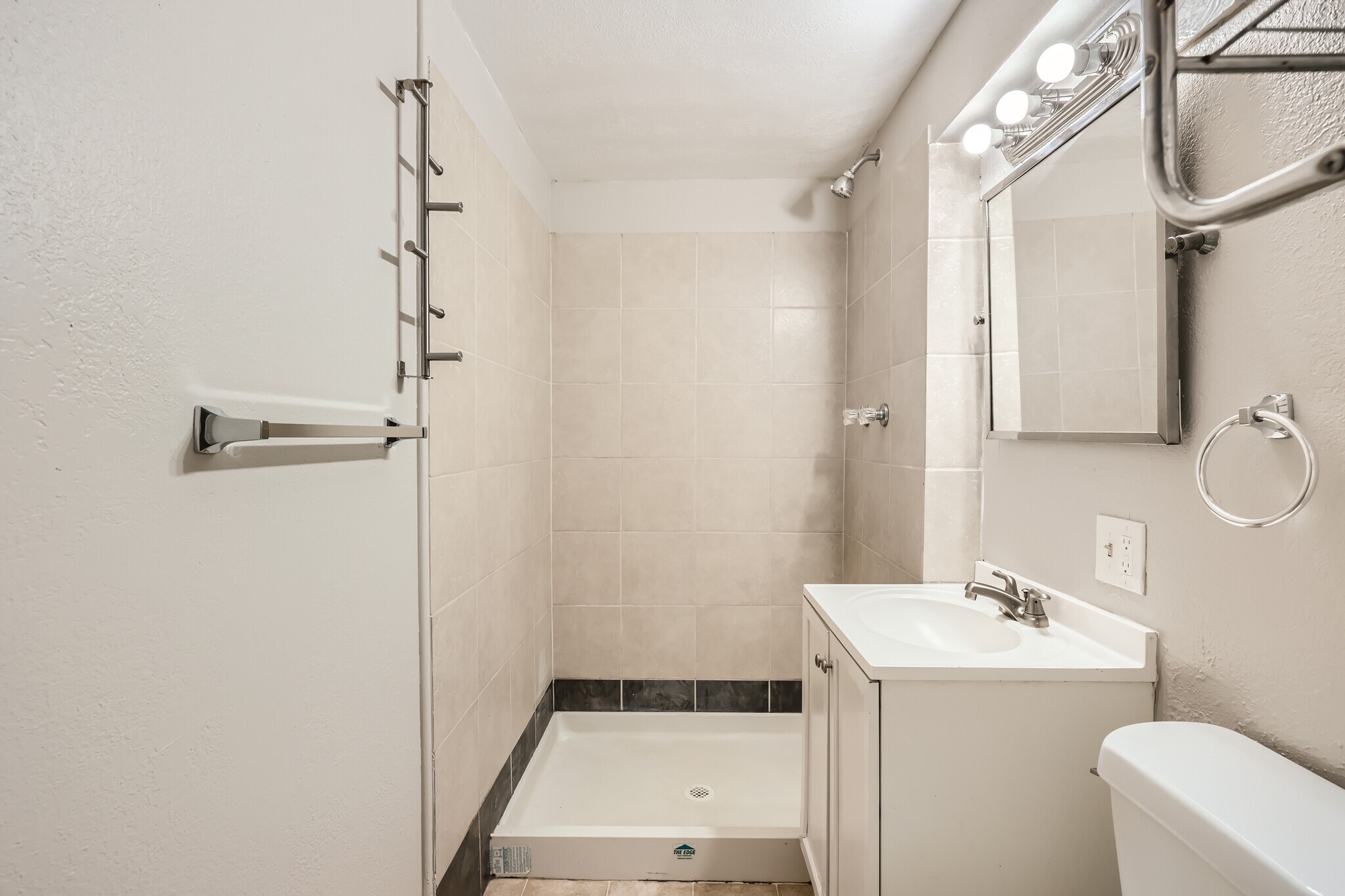 Building Photo - 2520 S Raleigh St