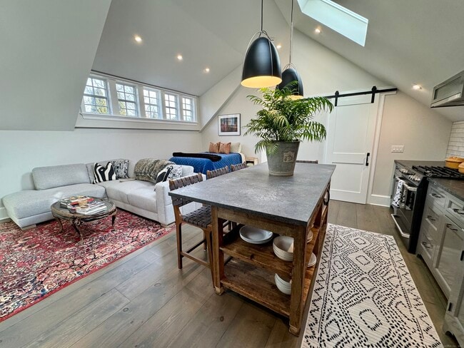 Building Photo - 67 Kings Hwy N