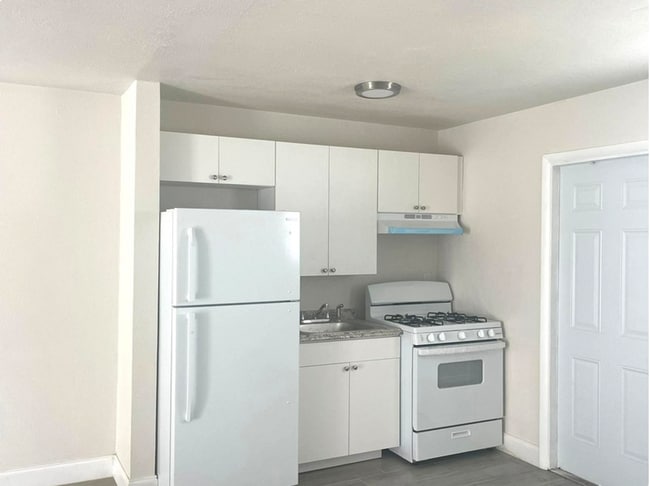 Building Photo - LARGE NEWLY RENOVATED 2 BEDROOM APARTMENTS Application fee is waived during move in
