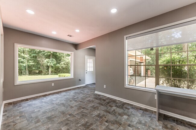 Building Photo - 1002 Amesbury Ct