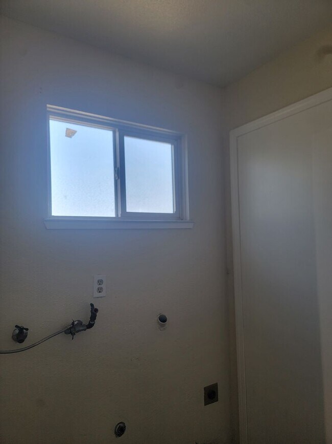 Building Photo - 3 Bed / 2 Bath Home with Pool, RV Parking & Private Balcony