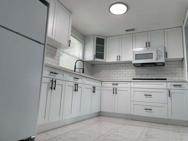 Building Photo - 10106 Royal Acres Ct