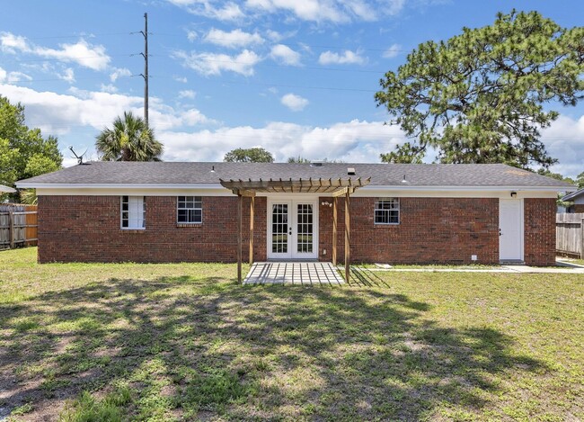 Building Photo - 702 Mayflower Ave