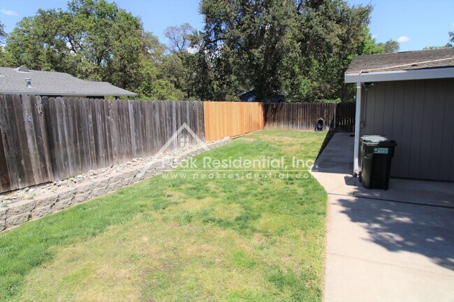 Building Photo - Spacious Foothill Farms 3bd/2ba Duplex with 2 Car Garage