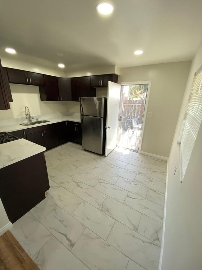 Building Photo - 3 Bedroom 1 Full Bath Remodeled Twin-Home