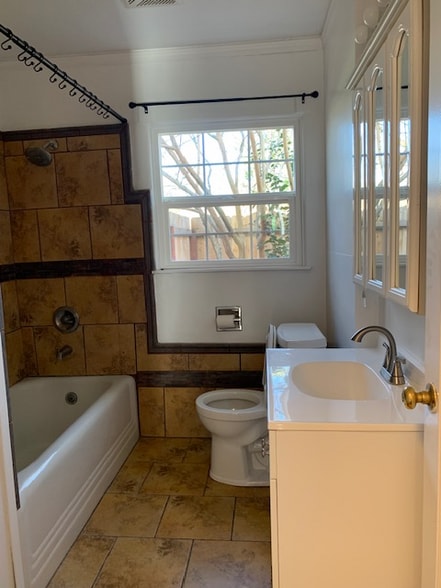 Building Photo - 1734 Spruce Ave