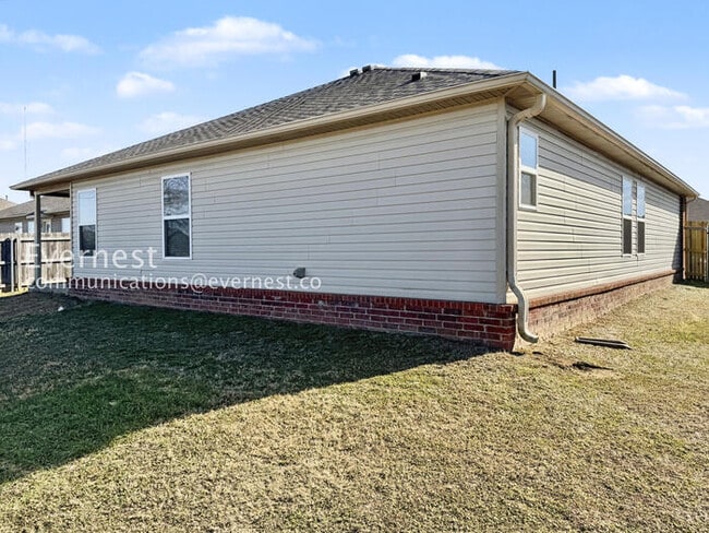 Building Photo - 3 Bed/2 Bath Home with Fenced Yard & Garage / Pet-Friendly / Available Soon!