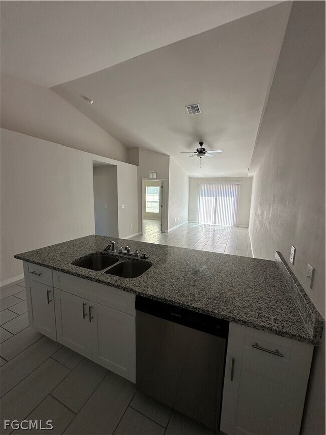 Building Photo - 604 SE 8th Terrace