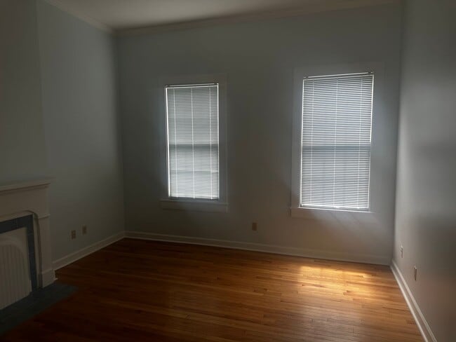 Building Photo - Charming Cottage!