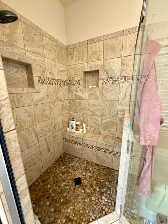 Building Photo - Beautiful Custom Built 3 bed/2.5 bath Home