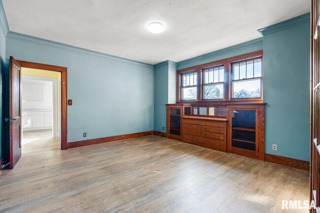 Building Photo - 1816 W Callender Ave