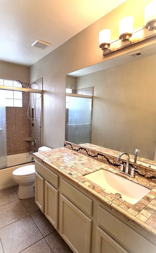 Building Photo - Stunning 4-bedroom 2-bathroom home