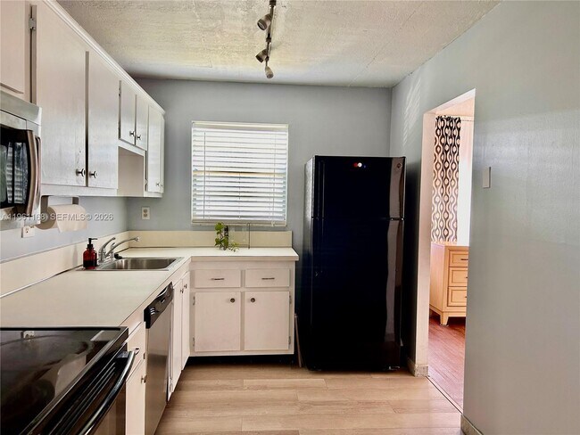 Building Photo - 2761 Taft St