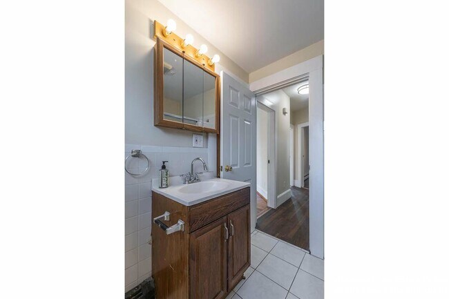 Building Photo - 376 Medford St