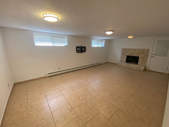Building Photo - Large 4-Bedroom
