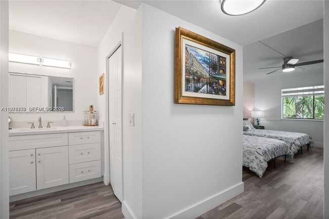 Building Photo - 380 Racquet Club Rd