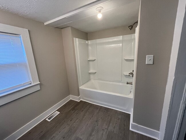 Building Photo - 3 Bed/1 bath home with 2 car garage for rent!