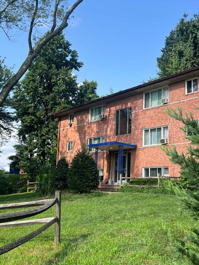 Building Photo - Charming 1 Bedroom Apartment in Woodbridge...