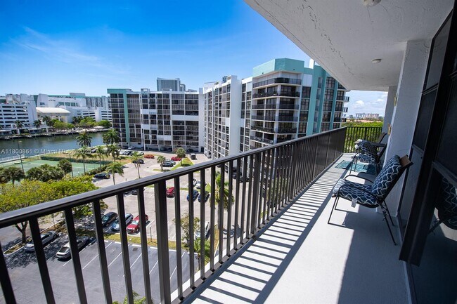 Building Photo - 600 Parkview Dr