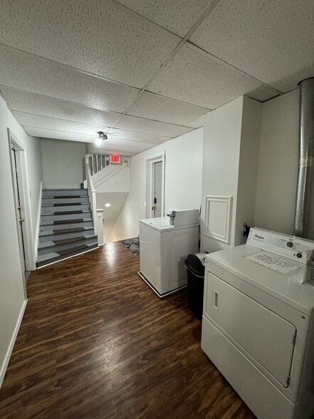 Building Photo - 464 3rd St