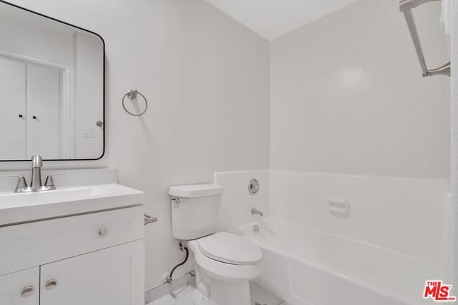 Building Photo - 1110 S Oakhurst Dr