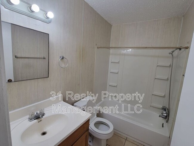 Building Photo - 1528 W Elm St