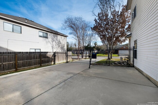 Building Photo - Beautiful, fully remodeled 3 bedroom, 2.5 ...