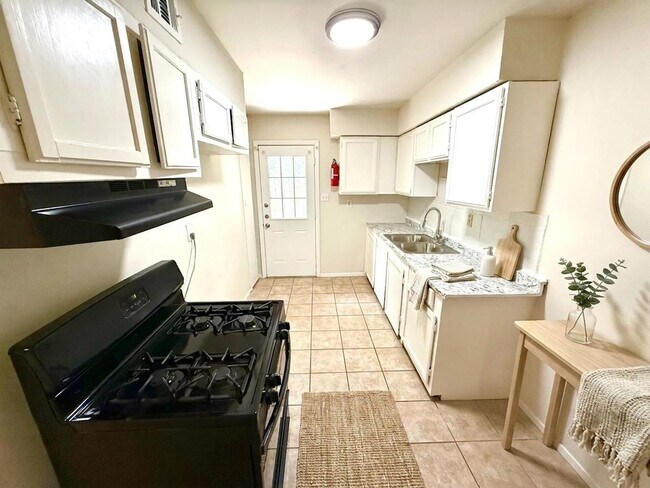 Building Photo - 520 Prado St