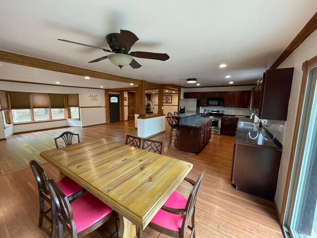 Building Photo - Spacious Single Level Ranch Style 4 Bed 2 ...