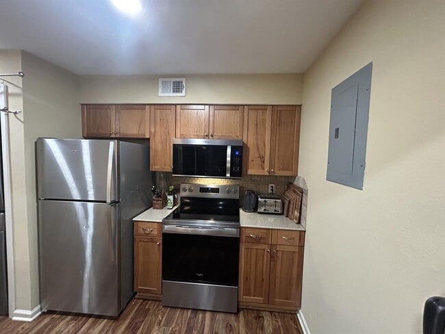 Building Photo - 1818 S Lakeshore Blvd