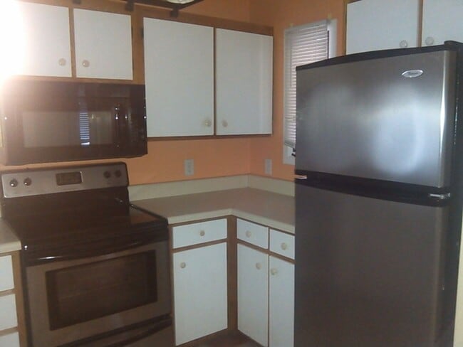 Building Photo - Chapel Hill -Mill Creek 4BR/2BA Garden-sty...