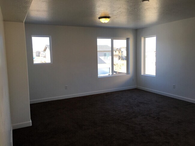 Building Photo - Beautiful 3 Bedroom Home in Herriman with Fenced Yard!!