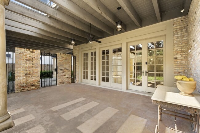 Building Photo - Elegant Living Minutes from the Medical Ce...
