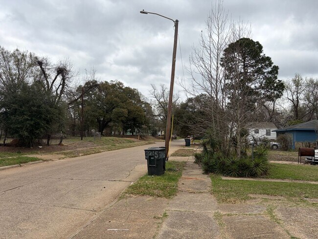 Building Photo - Beautiful 2 Bedroom home in Queensborough