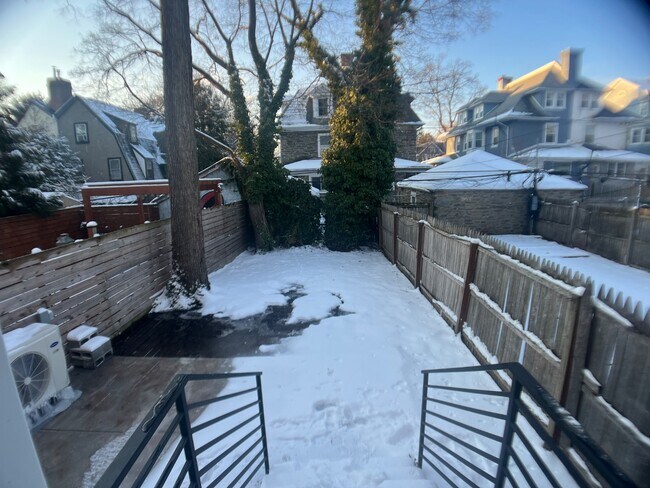 Building Photo - 121 W Sharpnack St