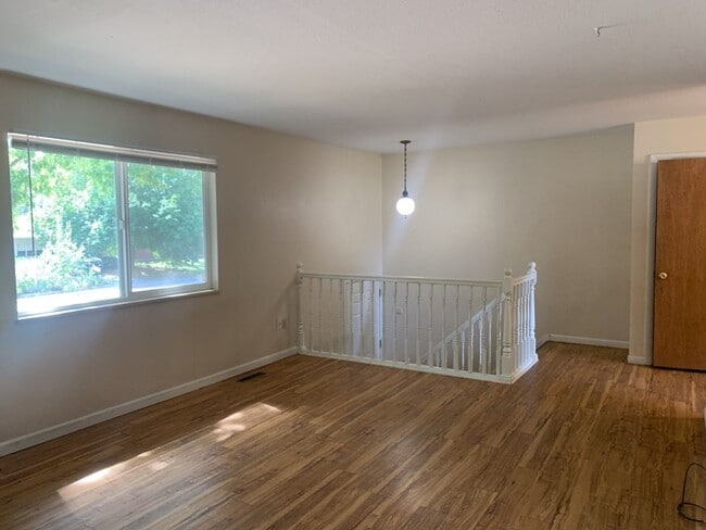 Building Photo - Mid-Town Single Family Home w/ Spacious Fenced Yard