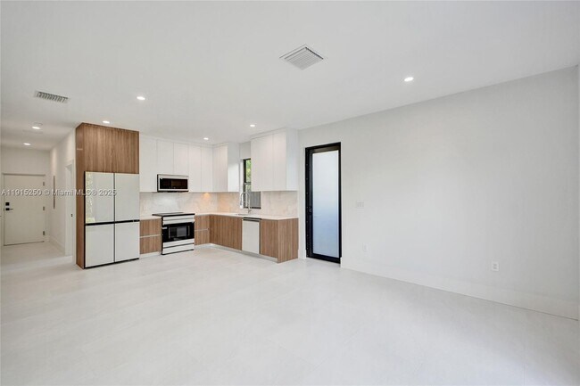 Building Photo - 119 NE 118th St