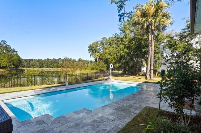 Building Photo - Pool/ Waterfront/ Custom Home in Waterways!
