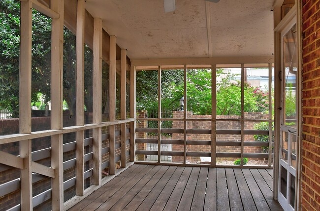 Building Photo - DOWNTOWN NORFOLK TOWNHOUSE