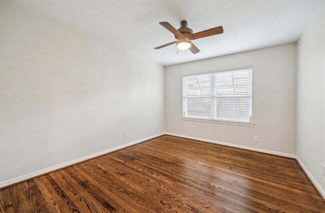 Building Photo - 9916 Westview Dr