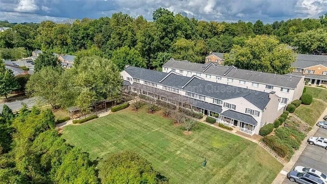 Building Photo - 1224 Green Oaks Ln